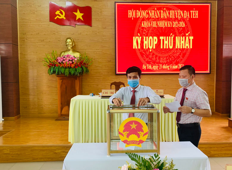 Đại biểu có mặt bỏ phiếu bầu các chức danh HĐND huyện khóa VIII nhiệm kỳ 2021 - 2026