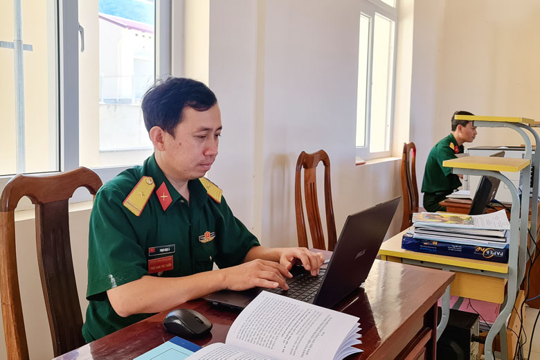 Tấm gương về học tập và làm theo Bác
