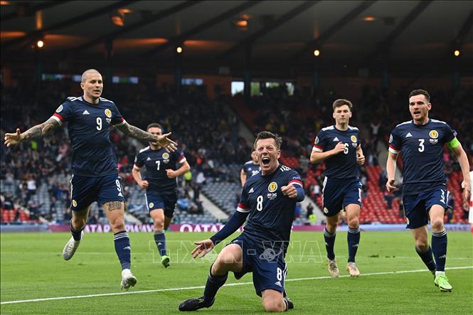 Tiền vệ Scotland McGregor (giữa) ăn mừng bàn thắng vào lưới tuyển Croatia trong trận đấu lượt cuối bảng D vòng chung kết EURO 2020 ở Glasgow ngày 22/6/2021