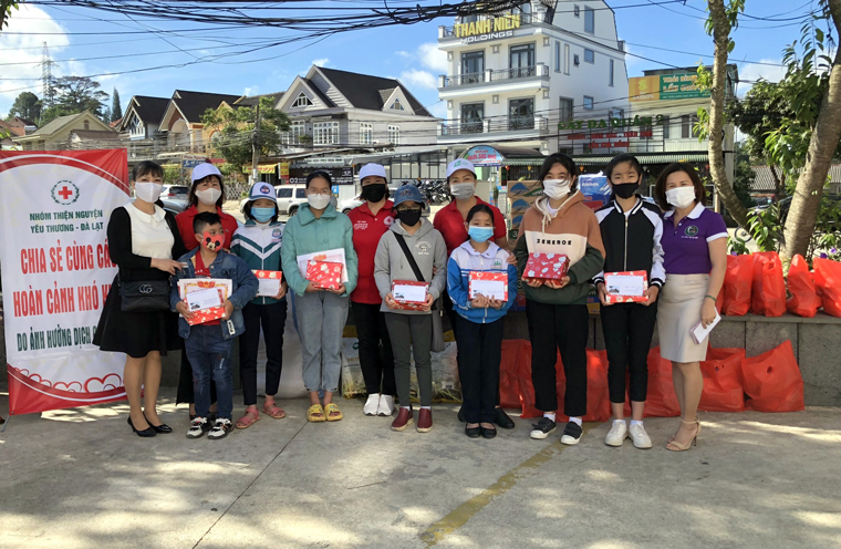 Đà Lạt: Trao học bổng, quà tặng cho người bị ảnh hưởng bởi dịch Covid-19