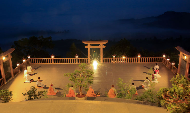 Chờ đón bình minh ở Chùa Linh Quy Pháp Ấn - Bảo Lâm