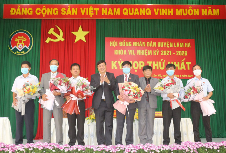 Tặng hoa chúc mừng Chủ tịch, Phó Chủ tịch và các Trưởng ban, Phó Trưởng ban của HĐND huyện Lâm Hà khóa VII vừa đắc cử