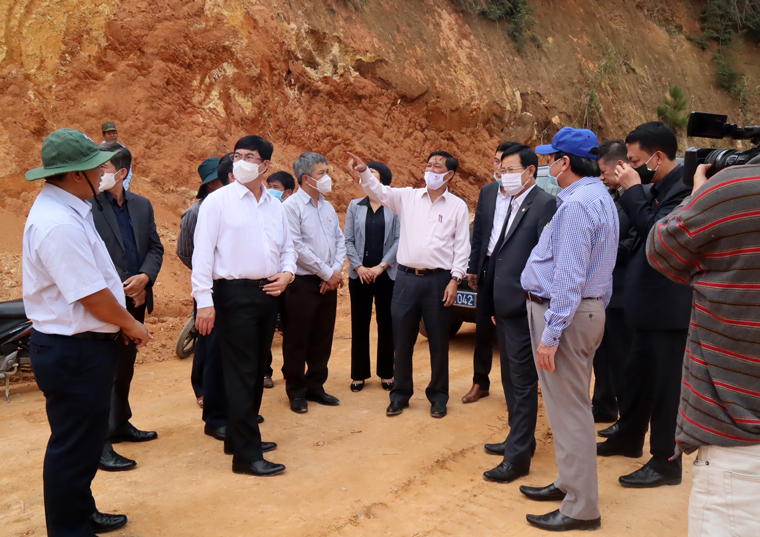 Đoàn công tác kiểm tra tiến độ thi công dự án đường giao thông nối xã Lát huyện Lạc Dương với xã Phi Tô huyện Lâm Hà