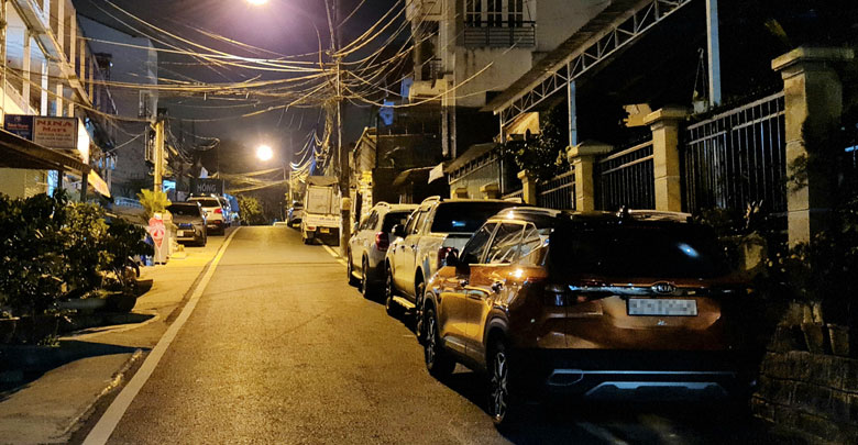 Bát nháo tình trạng đậu đỗ xe ô tô cá nhân