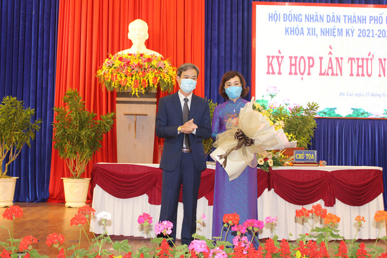 Ông Trần Duy Hùng - Ủy viên Ban Thường vụ Tỉnh ủy, Bí thư Thành ủy, Chủ tịch HĐND thành phố tặng hoa và quà ghi nhận sự đóng góp của bà Huỳnh Thị Thanh Xuân trong nhiệm kỳ 2016 - 2021