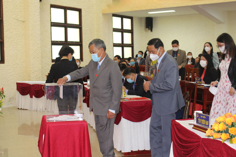 Các đại biểu bỏ phiếu bầu cử các chức danh theo quy định