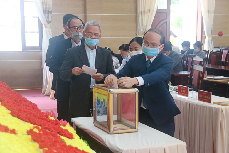 Các đại biểu bầu các chức danh HĐND, UBND huyện khóa XII