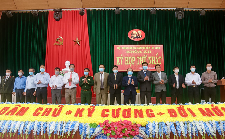 Ra mắt Chủ tịch, Phó Chủ tịch và các Ban HĐND huyện khóa mới