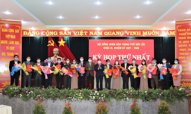 Trao chứng nhận cho các đại biểu HĐND TP Bảo Lộc, nhiệm kỳ 2021 - 2026