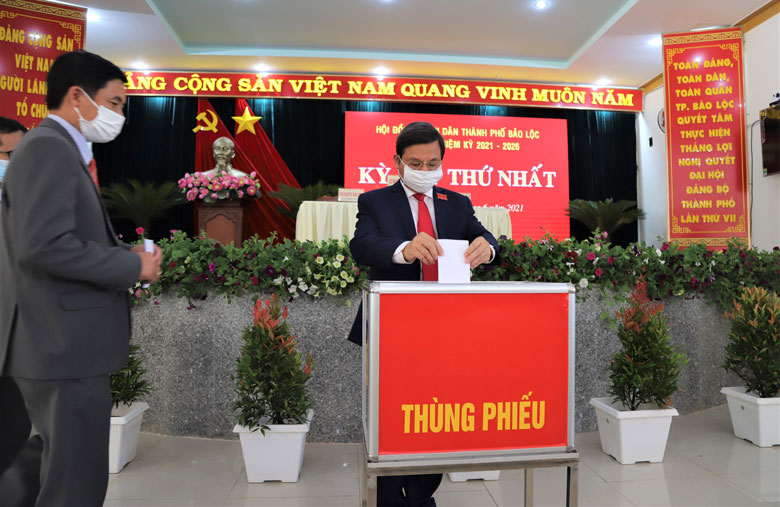 Đại biểu bỏ phiếu bầu các chức danh HĐND và UBND TP Bảo Lộc khóa VI, nhiệm kỳ 2021 - 2026 theo quy định