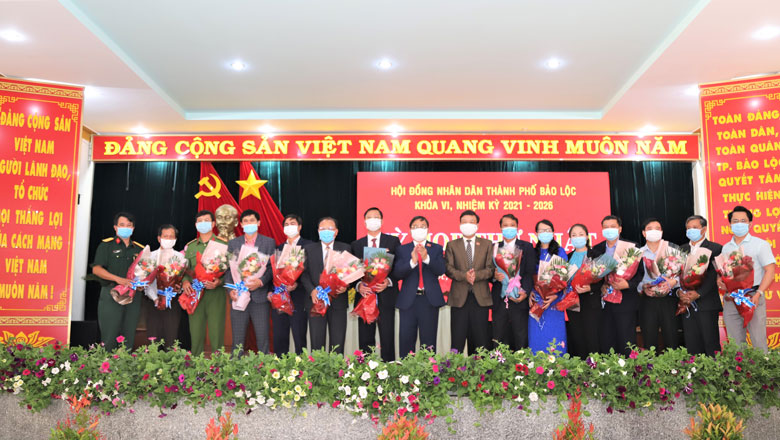 Tặng hoa chúc mừng các Ủy viên UBND TP Bảo Lộc nhiệm 2021 - 2026