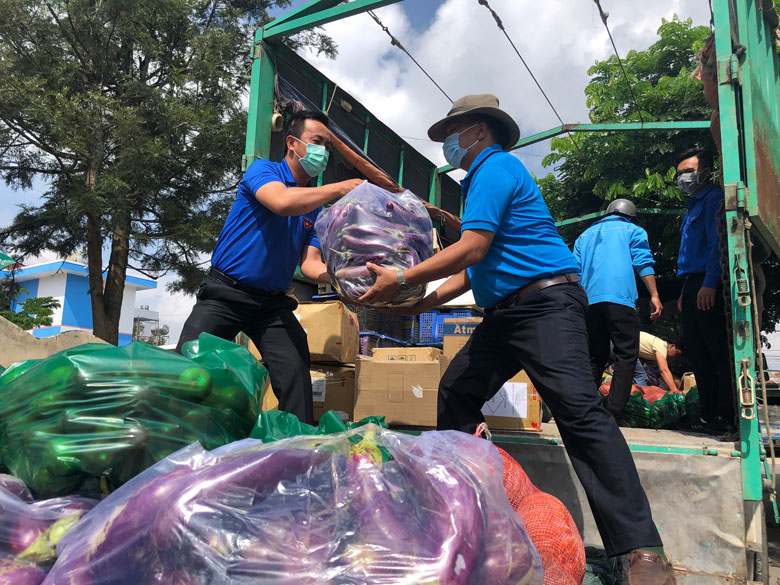 Những chuyến xe yêu thương tiếp tục hướng về vùng dịch