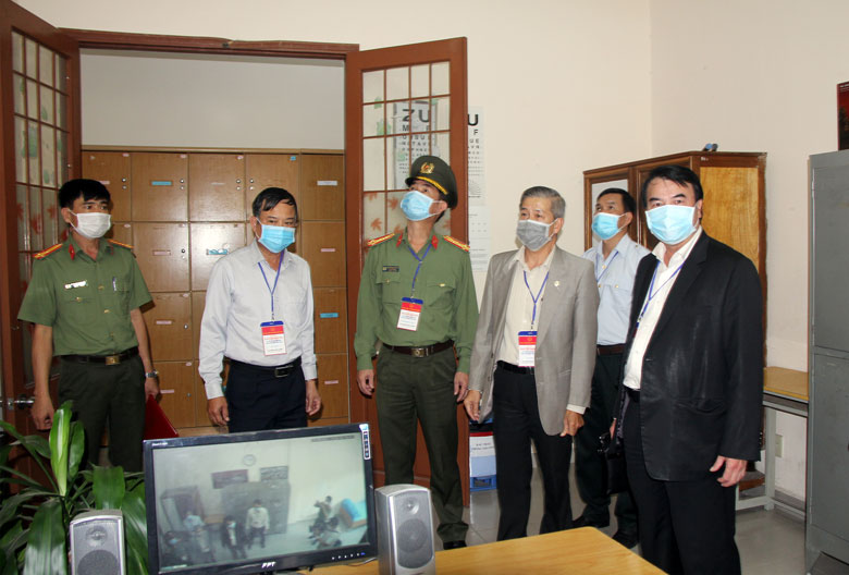 Kiểm tra phòng lưu trữ đề thi và bài thi