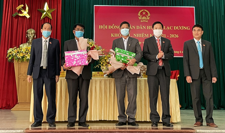 Tặng quà chia tay Chủ tịch HĐND huyện và Phó trưởng Ban Kinh tế - Xã hội HĐND huyện khóa X