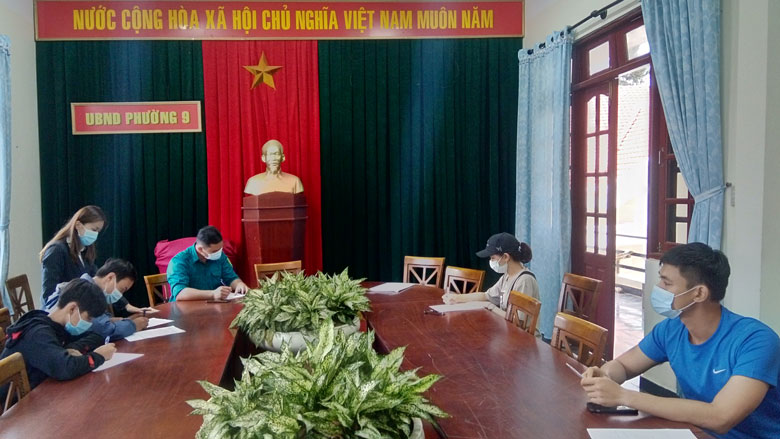 Đi bộ tập thể dục quanh hồ Xuân Hương bất chấp lệnh cấm, 12 người bị xử phạt