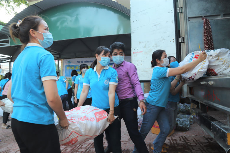 Bảo Lộc: Chuyến xe yêu thương tiếp tục hướng về vùng dịch