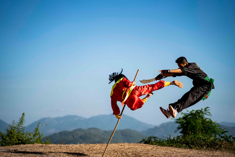 Một đòn song phi mượn côn đã khống chế đối thủ sử dụng tứ linh đao