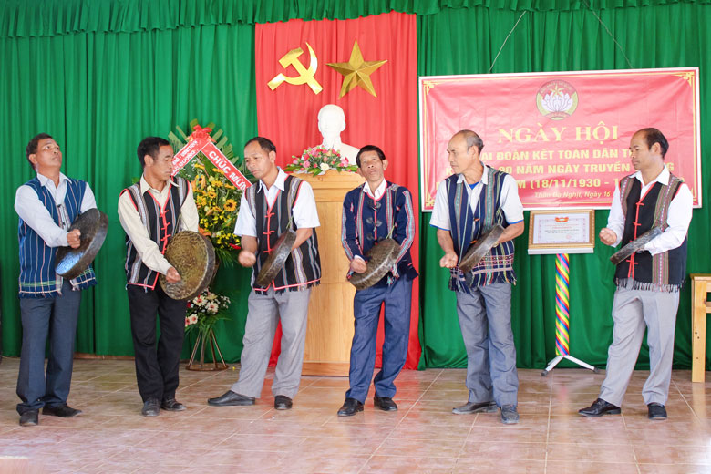 Khơi dậy truyền thống cách mạng trong đồng bào DTTS