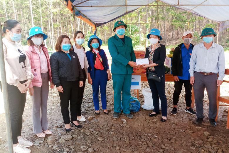 Phụ nữ chung tay đẩy lùi đại dịch