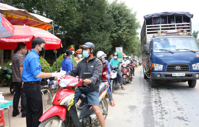 Huyện Đạ Tẻh tặng cường lực lượng làm nhiệm vụ phòng chống dịch tại Chốt kiểm soát trên Tỉnh lộ 721 – cửa ngõ ra vào địa phương