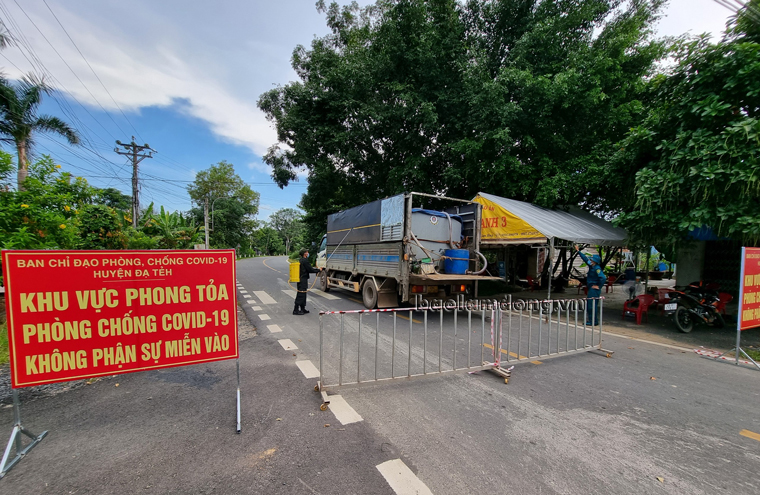 Tiến hành phun khử khuẩn các phương tiện và khu vực xung quanh