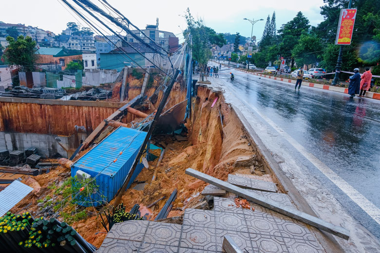 Đà Lạt: Bể đường ống nước, hàng chục mét khối đất, đá sạt lở nguy hiểm