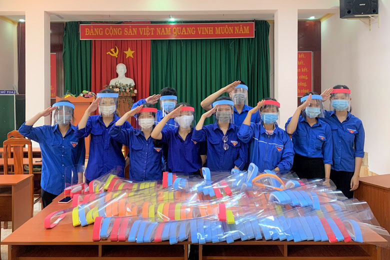 Làm nón kính tặng lực lượng tuyến đầu chống dịch