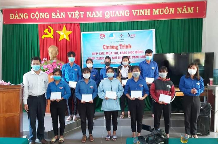 Đam Rông: Trao học bổng Thắp sáng ước mơ tuổi trẻ