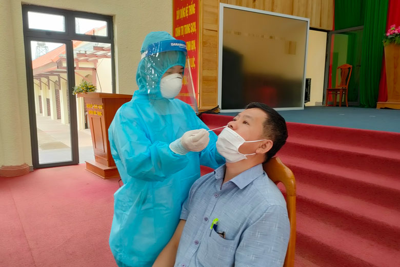 Đức Trọng: Xét nghiệm nhanh Covid-19 cho cán bộ, công chức, người lao động Huyện ủy, UBND
