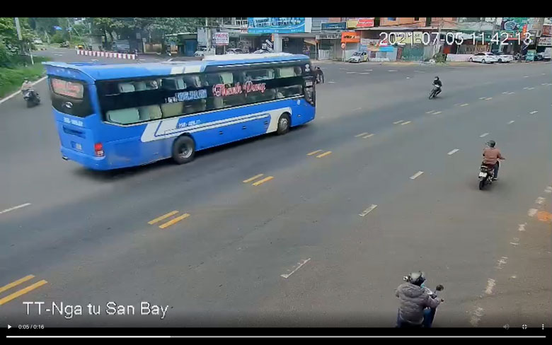 Hốt hoảng với pha vượt ẩu của tài xế xe khách trên Quốc Lộ 20