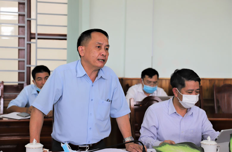 Phó Giám đốc Sở Y tế Lâm Đồng Trịnh Văn Quyết báo cáo tại buổi làm việc