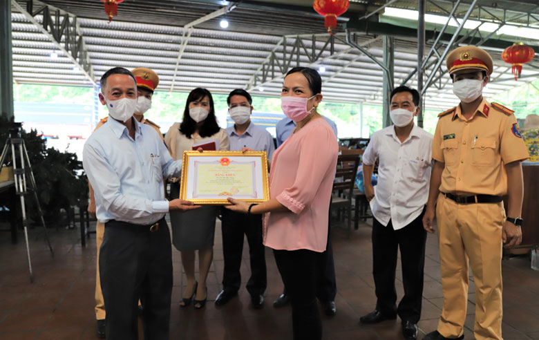 Chủ tịch UBND tỉnh Lâm Đồng tặng Bằng khen đột xuất cho chủ nhân trạm dừng chân Nam Hữu