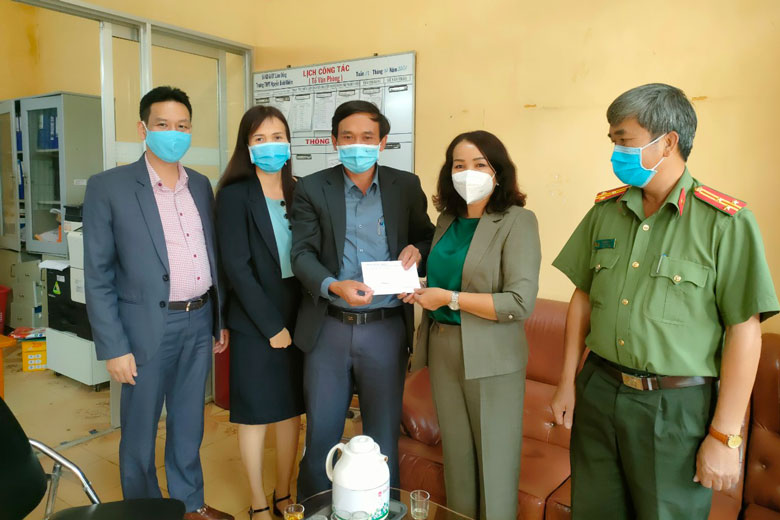 Lãnh đạo huyện Đức Trọng kiểm tra cơ sở vật chất tại các điểm thi phục vụ cho kỳ thi tốt nghiệp THPT năm 2021