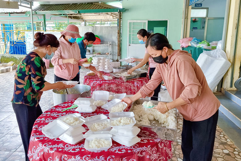 Những bữa cơm ấm tình người nơi tâm dịch