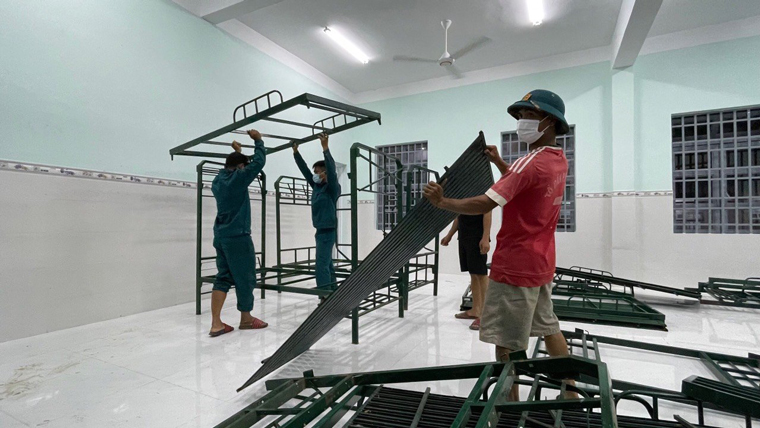 Chuẩn bị cơ sở vật chất cho khu cách ly tập trung số 3 với sức chứa 80 giường để cách ly trờng hợp là F1, F2. Khu cách ly số 3 bắt đầu tiếp nhận các trường hợp người dân tới cách ly từ ngày 6/7 cho tới khi tình hình dịch Covid -19 được kiểm soát. Ảnh: Thân Thu Hiền