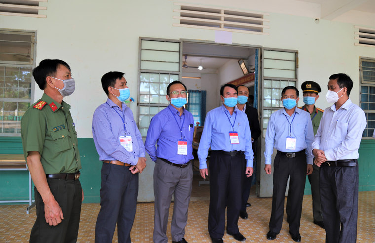 Phó Chủ tịch UBND tỉnh Lâm Đồng Phạm S kiểm tra công tác chuẩn bị kỳ thi tốt nghiệp THPT năm 2021 tại huyện Bảo Lâm và TP Bảo Lộc