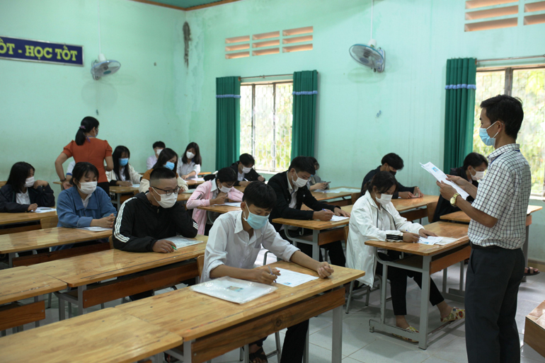 Thí sinh 3 huyện phía Nam hồ hởi đi làm thủ tục dự thi tốt nghiệp THPT 2021
