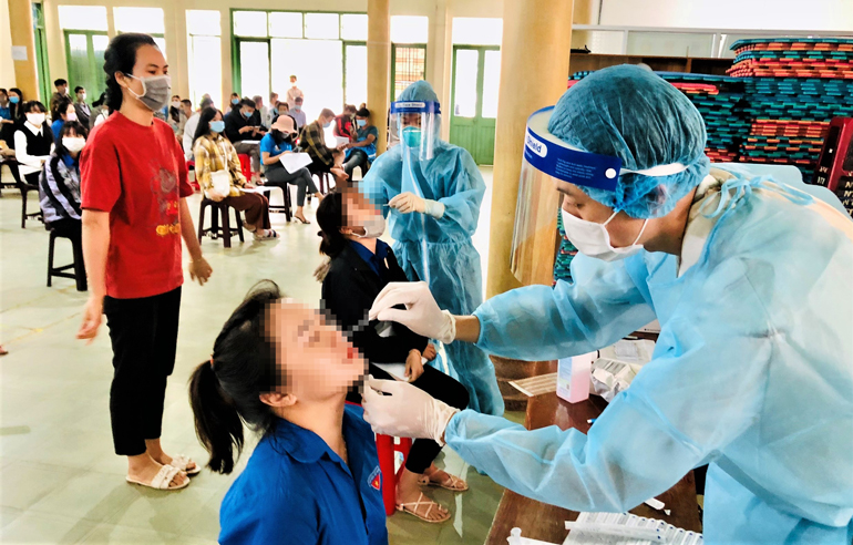 Xét nghiệm nhanh SARS-CoV-2 cho 247 đoàn viên, thanh niên tiếp sức mùa thi