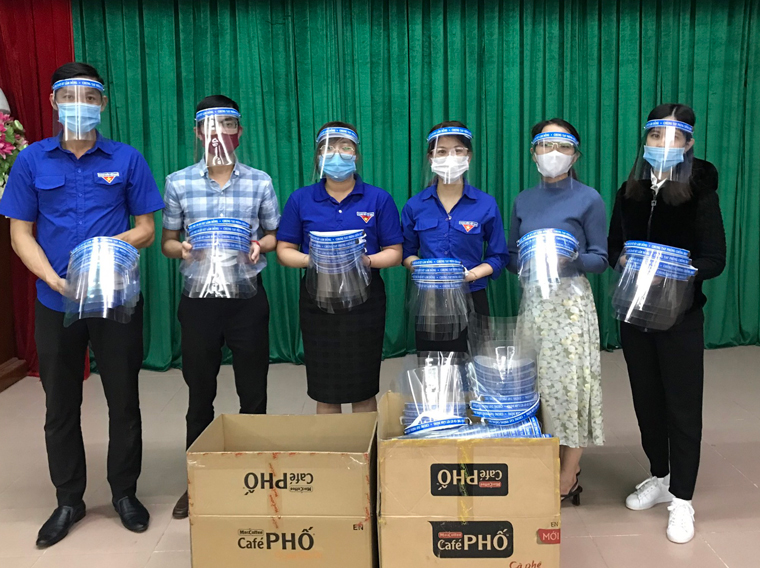 Làm 400 kính chống giọt bắn tặng lực lượng tuyến đầu chống dịch