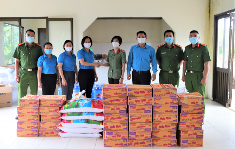 Liên đoàn Lao động TP Bảo Lộc trao tặng quà cho 2 khu cách ly tập trung và 100 lao động khó khăn bị ảnh hưởng bởi dịch Covid – 19