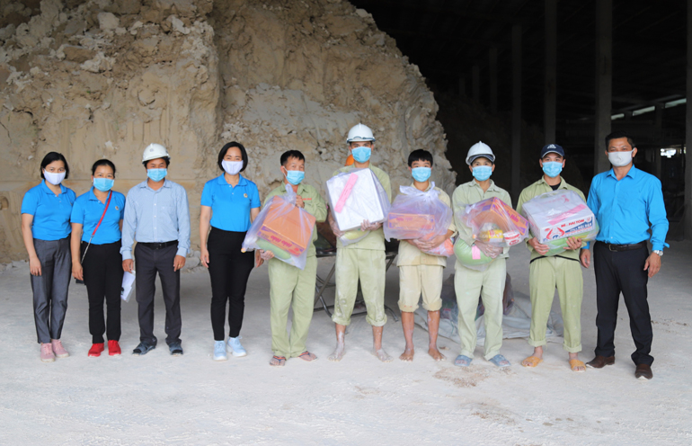 Liên đoàn Lao động TP Bảo Lộc trao tặng quà cho các đoàn viên Công đoàn và công nhân, lao động khó khăn bị ảnh hưởng bởi dịch Covid – 19
