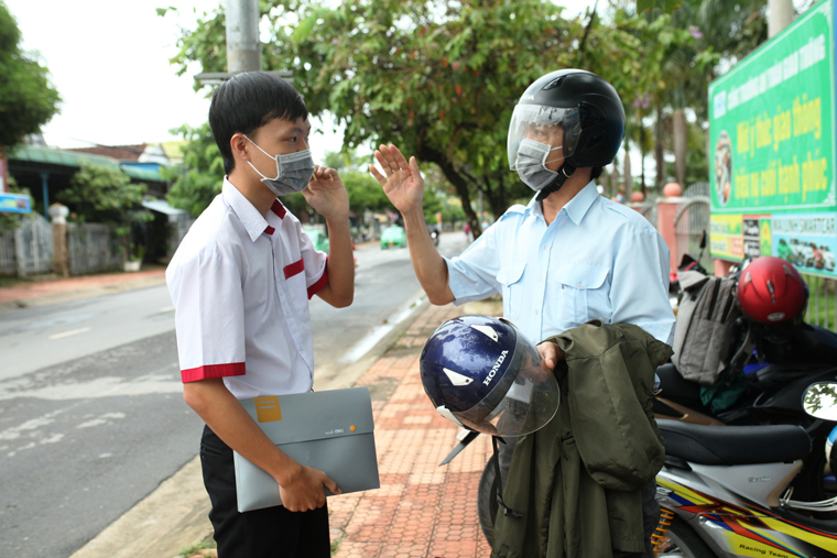 Anh Lại Phước Thắng động viên cậu con trai tự tin hơn trong các bài thi của mình