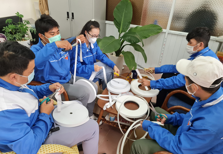 Tặng hơn 1.000 mũ chống giọt bắn phục vụ công tác phòng dịch