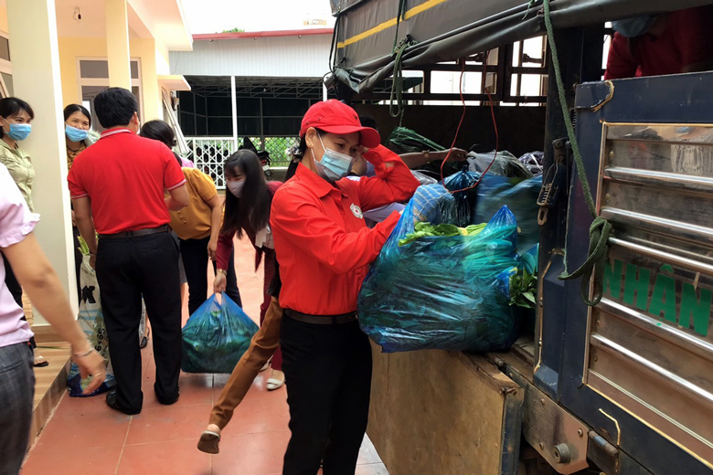Hội Chữ thập đỏ ủng hộ nhu yếu phẩm cho Đạ Tẻh đẩy lùi dịch bệnh