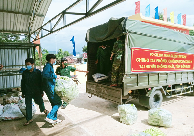 Ban Chỉ huy Quân sự huyện Đức Trọng ủng hộ gần 2,3 tấn rau, củ cho người dân vùng dịch