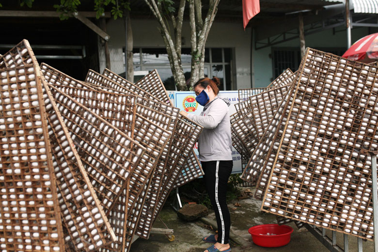 Tranh thủ nắng lên, gia đình ông Ngô Văn Được tại Thôn 1, xã Mỹ Đức lại mang kén tằm ra phơi. Nếu lo ngại dịch mà thương lái chưa vô được thì ông lưu trữ, cất ở trong nhà