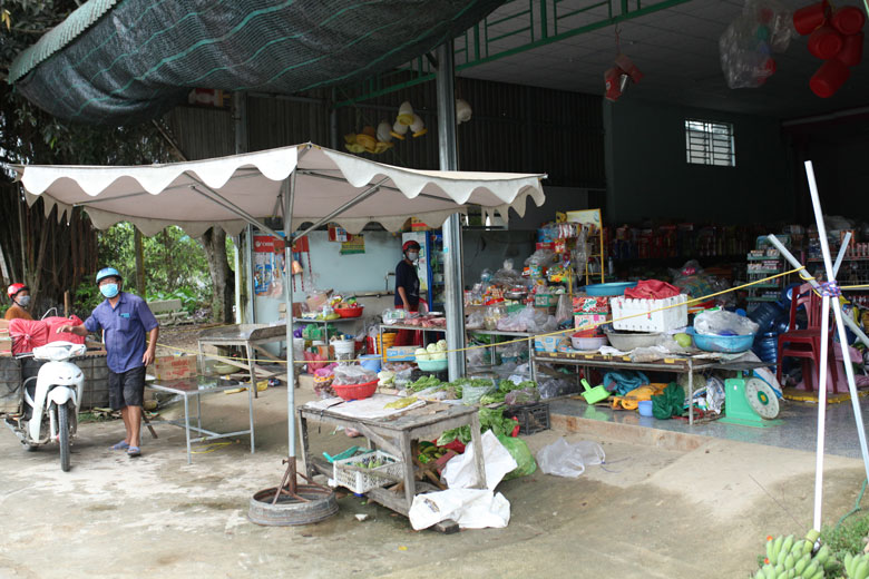 Các tiệm tạp hóa, cửa hàng trên địa bàn xã Mỹ Đức vẫn mở cửa, nhập hàng rau, củ, quả, thịt các loại về để cung cấp cho người dân tuân thủ đúng nguyên tắc 5K