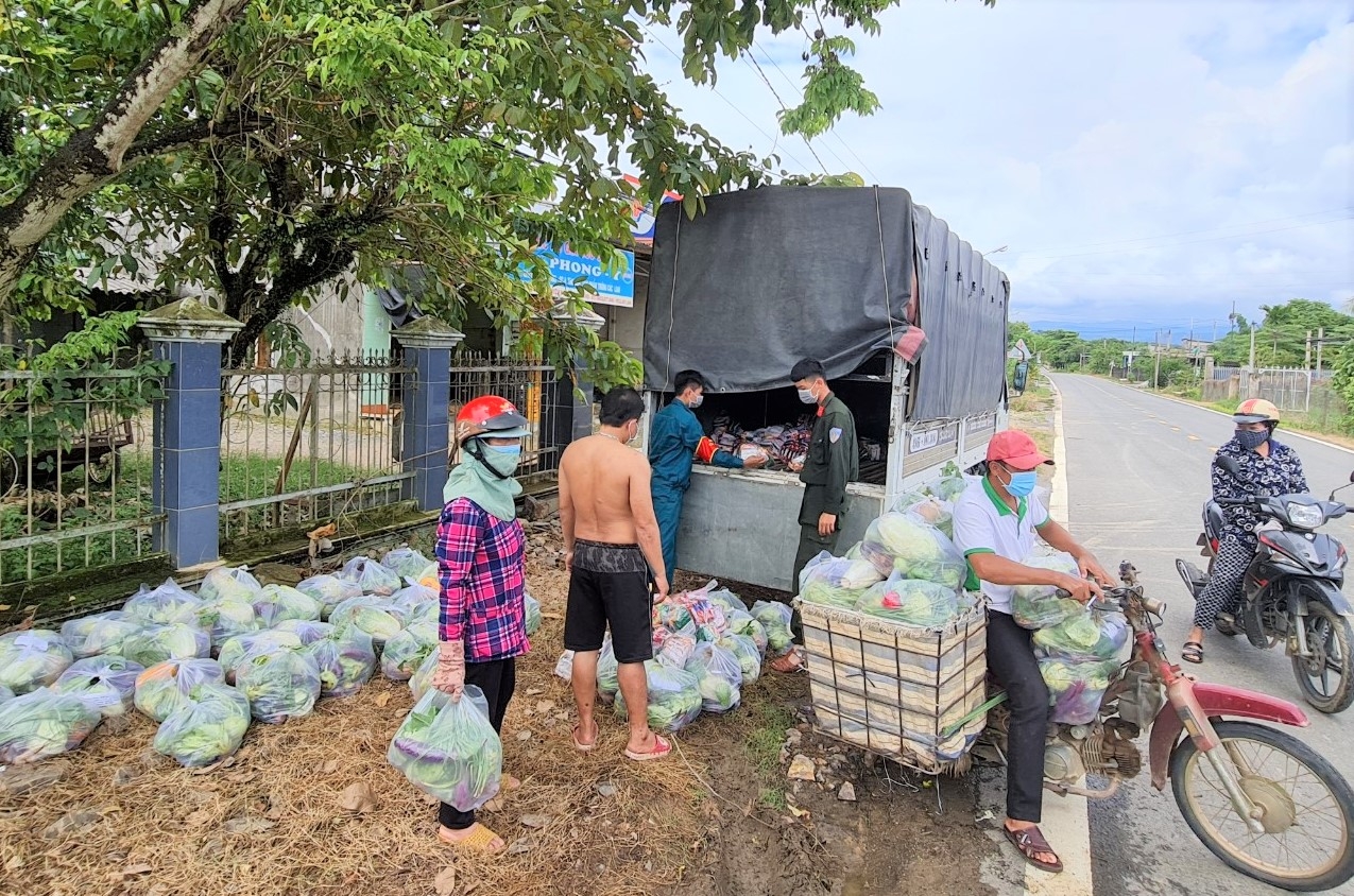 Tiếp sức cho người dân Đạ Tẻh chống dịch