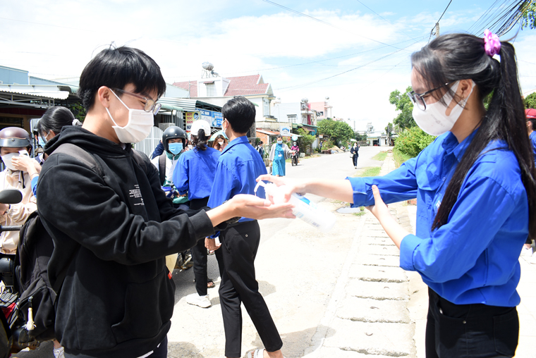 Đơn Dương siết chặt phòng dịch trong kỳ thi THPT