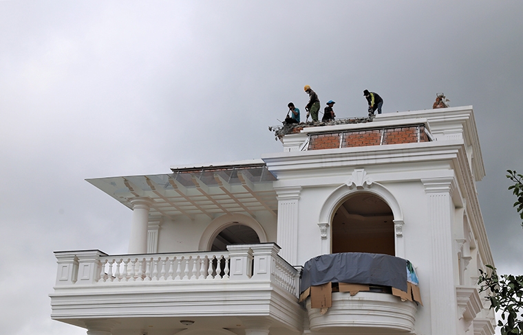 Chủ căn biệt thự không phép bên hồ Nam Phương 1 đang tự tháo dỡ